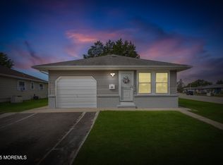 25 Saint Martin Place, Toms River, NJ 08757