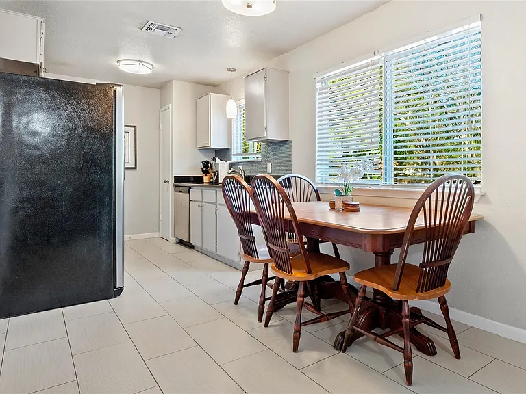7203 Barnsdale Way — Photo 11