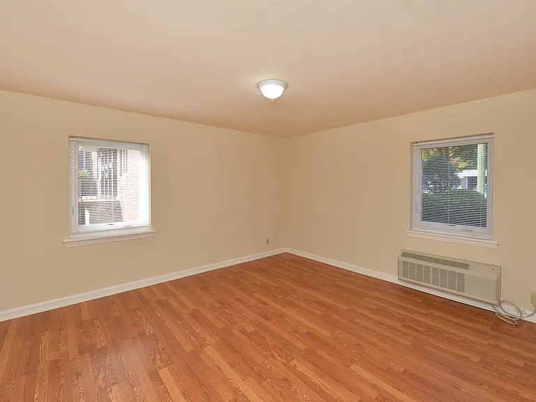 Cameron Apartments — Photo 24