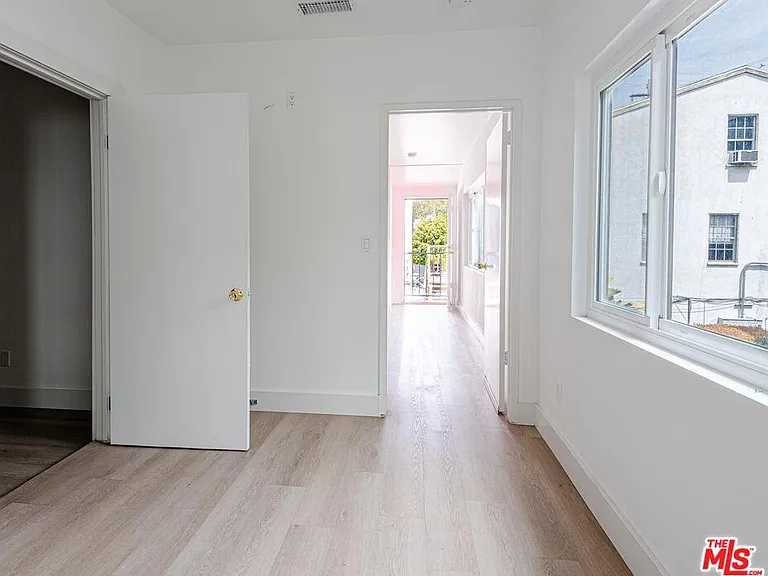 1040 N Crescent Heights Blvd — Photo 10