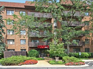 2020 Chestnut Ave APT 106, Glenview, IL 60025