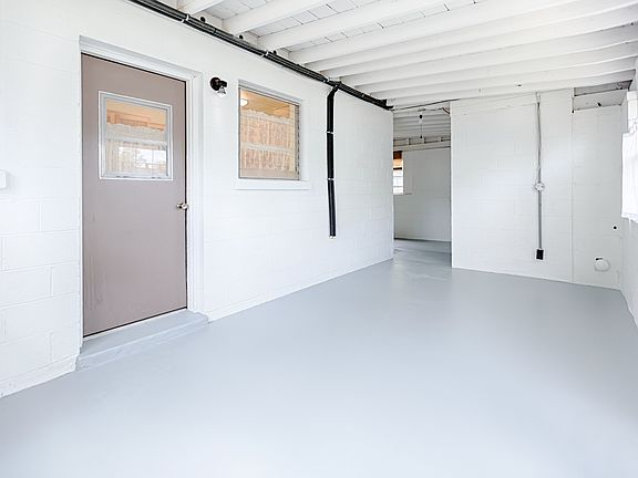 Enclosed back breezeway