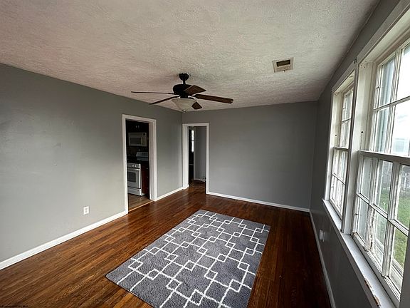 4th image of 402 Crowl St