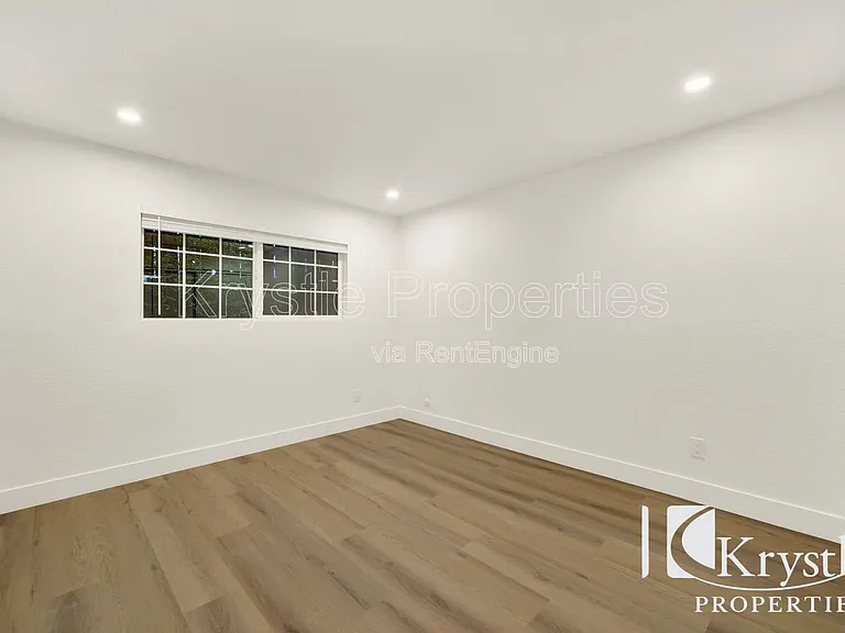 451 E L St — Photo 9