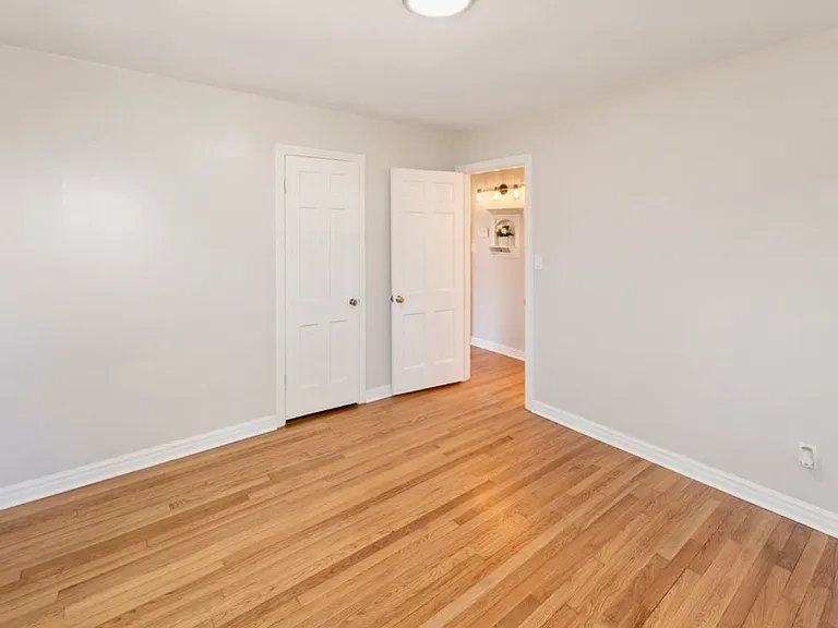 1033 N Pine St — Photo 21