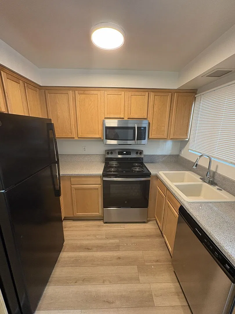 Entrada Townhomes Apartments — Photo 4