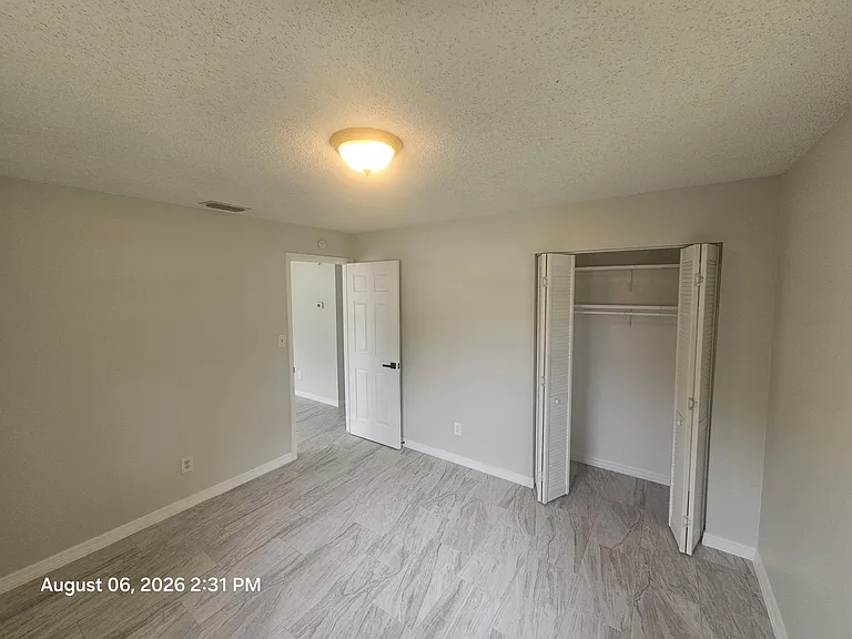 2572 Seneca Ave — Photo 7