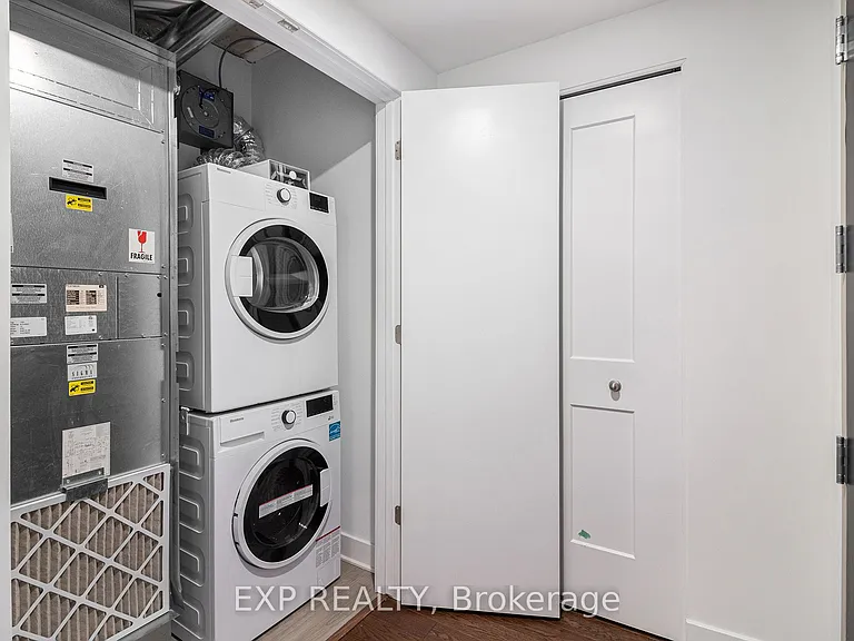 180 George St #1301 — Photo 15