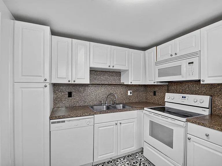1505 Crescent Cir #B24 — Photo 3