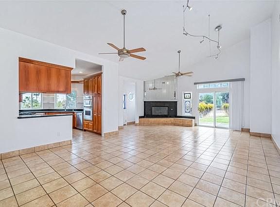 4th image of 33152 Avenue E