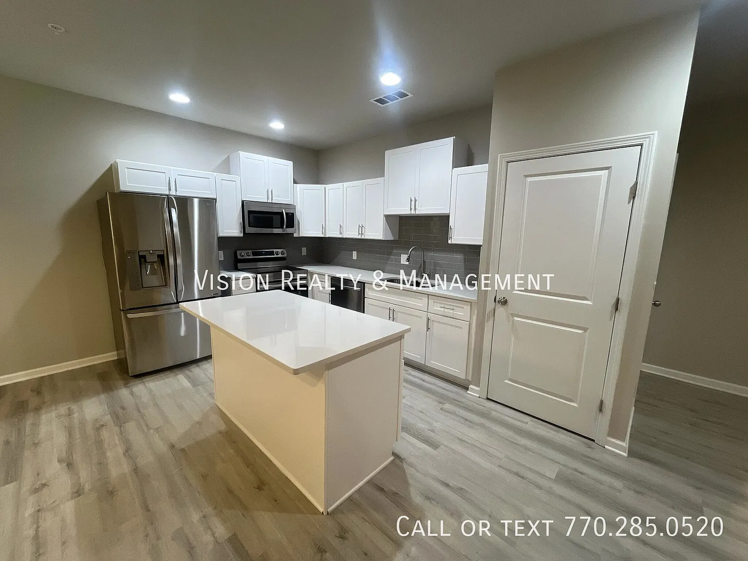 Beautiful 3 BD 2.5 BA Townhome MOVE in READY — Photo 4
