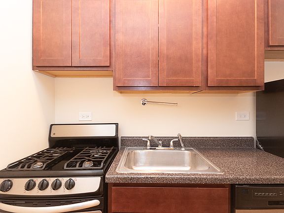 2nd image of 818 W Diversey Ave #G