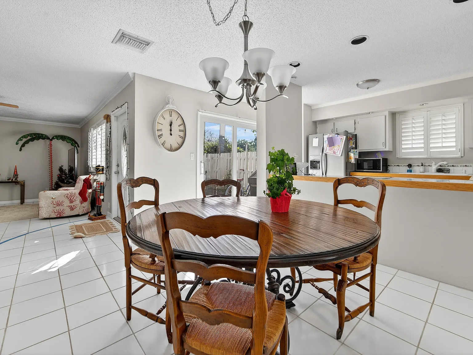 141 E Riverside Dr — Photo 2