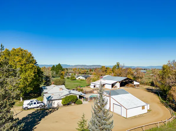 778 W Justice Rd, Central Point, OR 97502