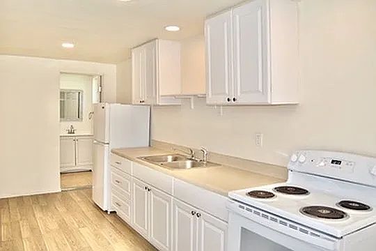 2nd image of 976 Deer Springs Rd #2