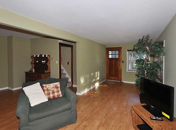 2nd image of 216 N Hickory Ave