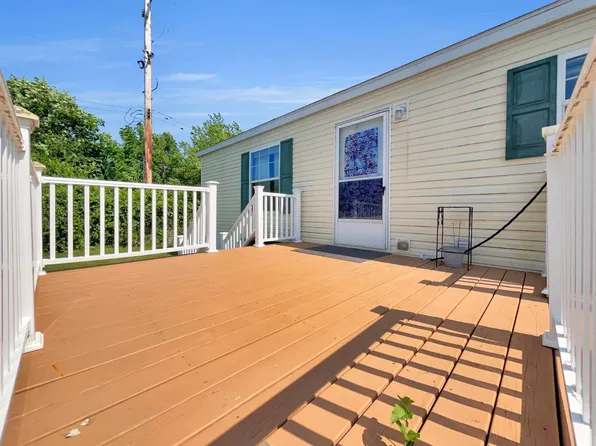 21 Highland Ter, White Lake, MI 48386