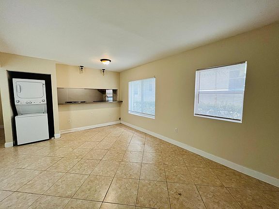 4th image of 956 Bay Dr #2