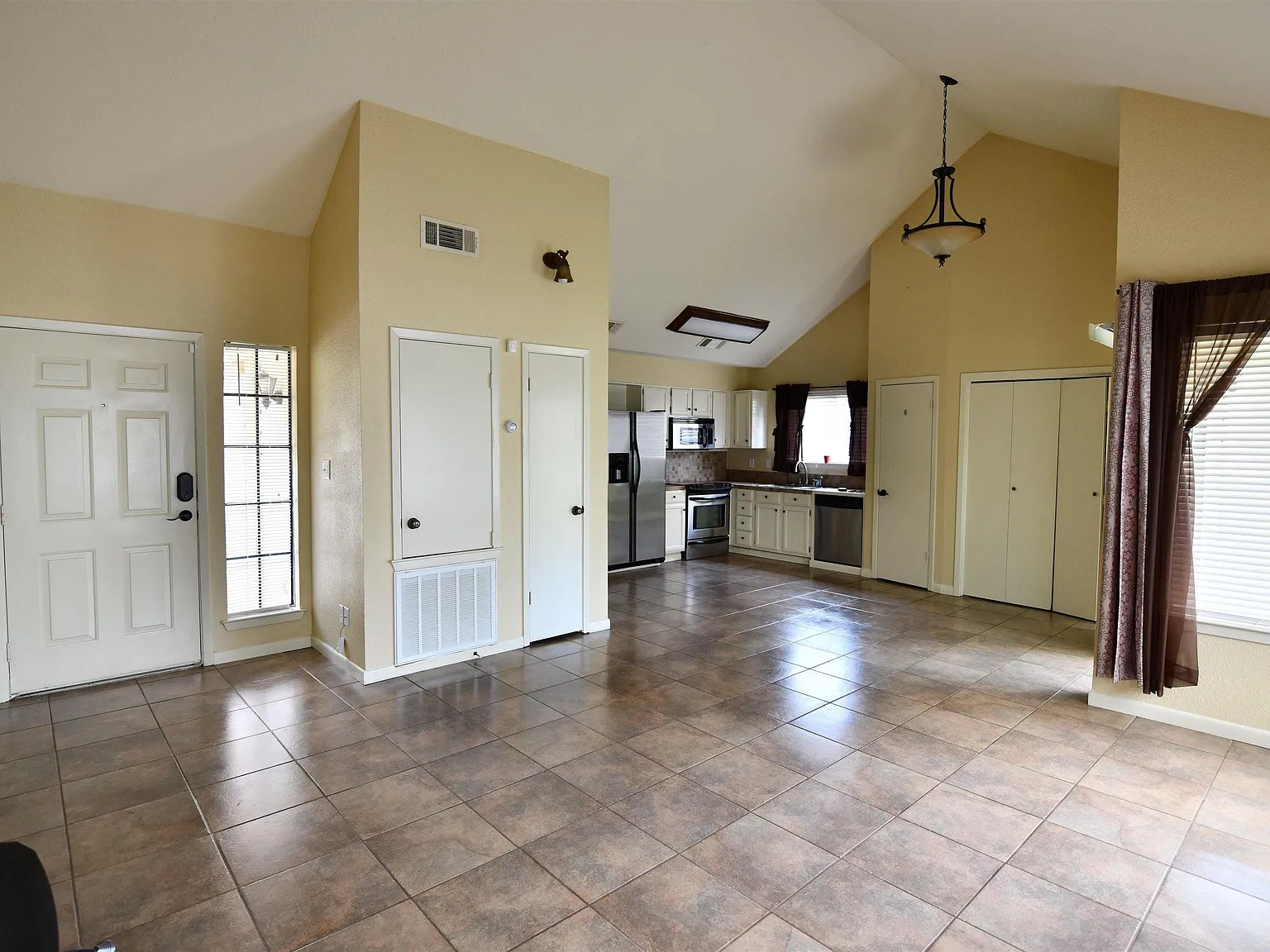 1 bed, 1.0 bath, 855 sqft, $1,200 — Photo 3