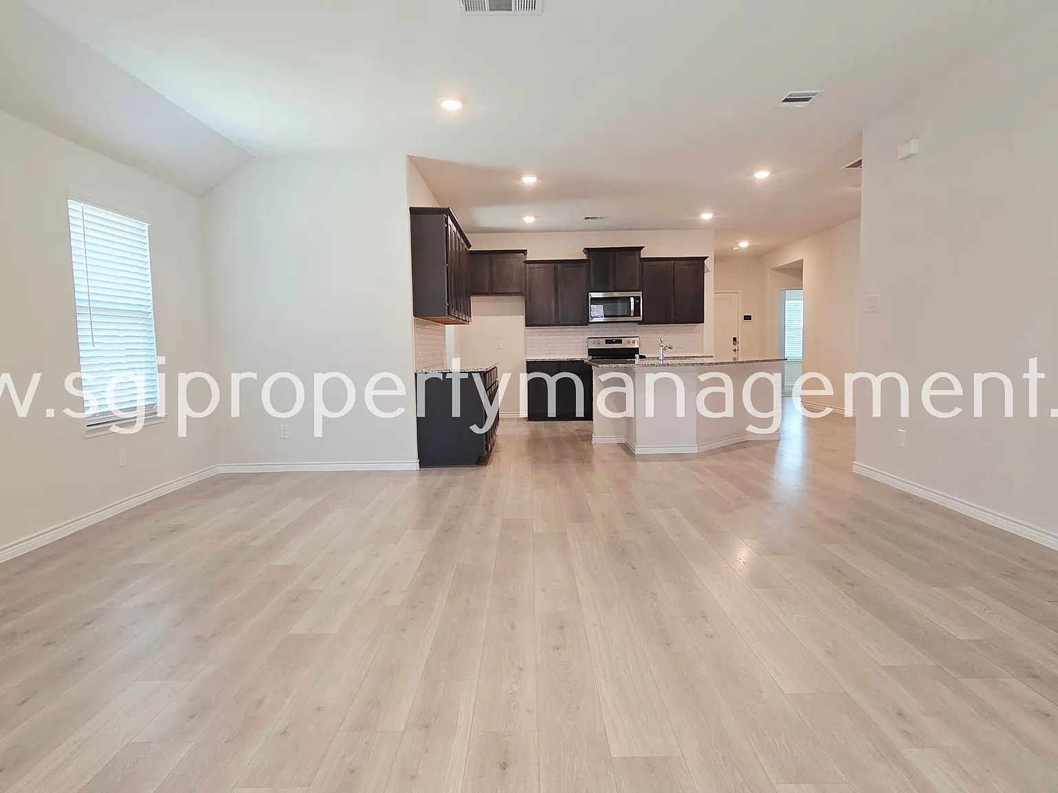 Beautiful updated 4 bedroom Royse City home — Photo 2