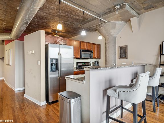 2nd image of 1033 W 14th Pl Unit 219