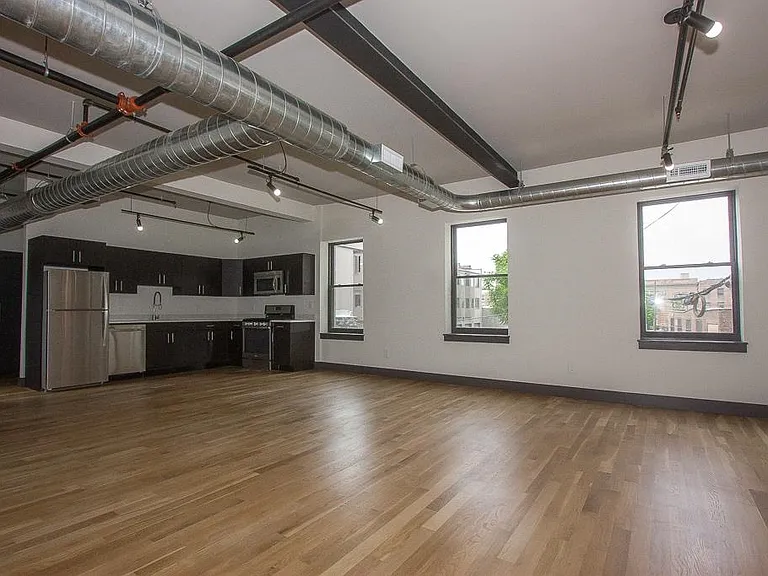 190 Christopher Columbus Dr #2R — Photo 2