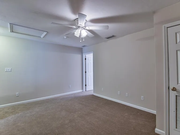 226 Columbia Dr — Photo 16