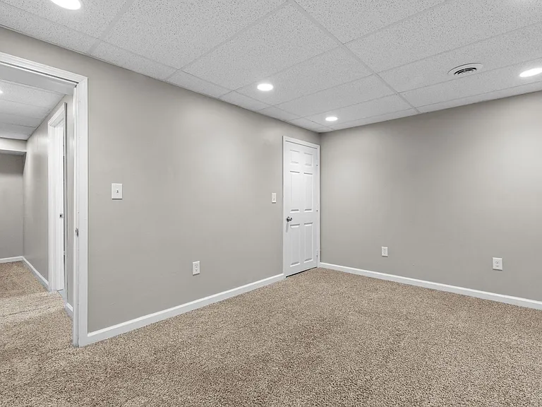6593 Buckingham Palace Dr — Photo 45