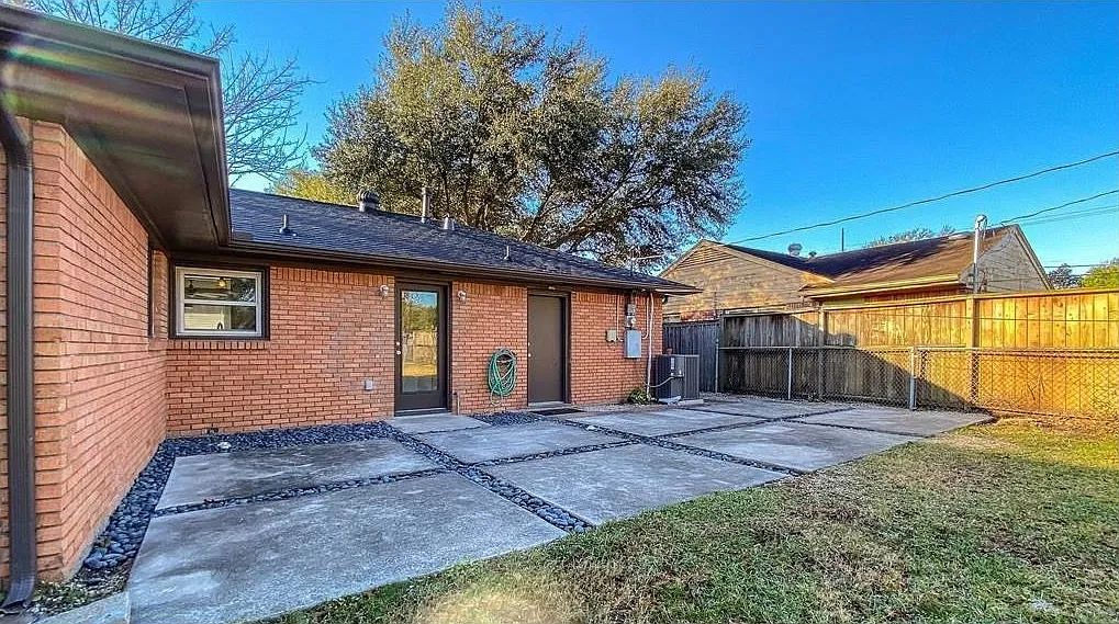 3 bed, 1.0 bath, 1008 sqft, $1,900 — Photo 4