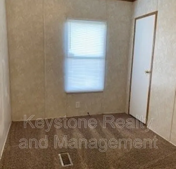726 Trevor Ln — Photo 3