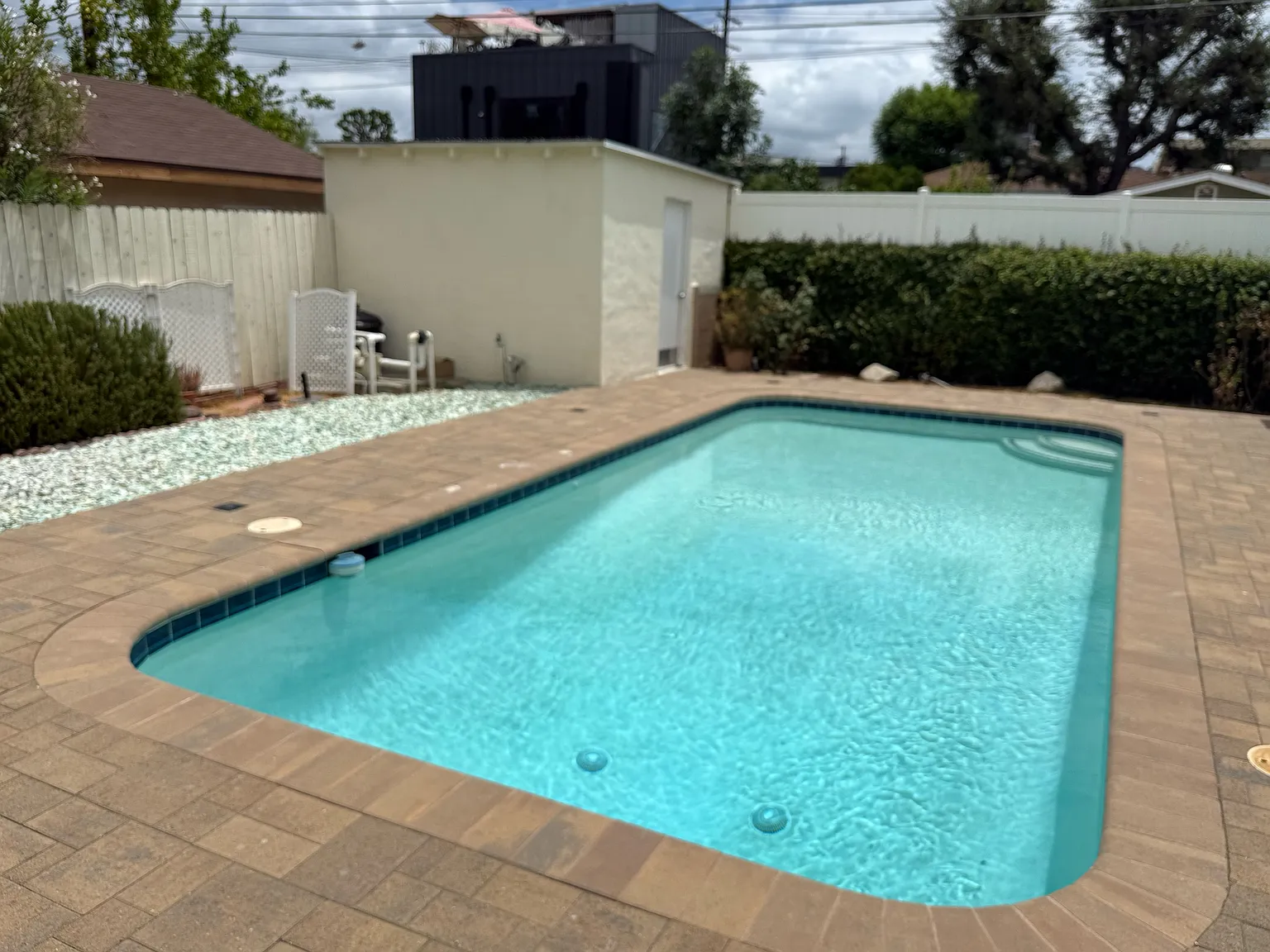3 bed, 1381 sqft, $5,100 — Photo 2