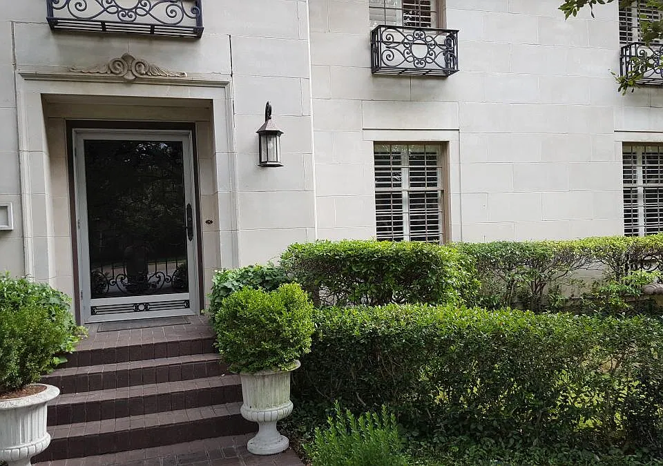 This is the main entrance to 4305.

Very "French Look" entrance.