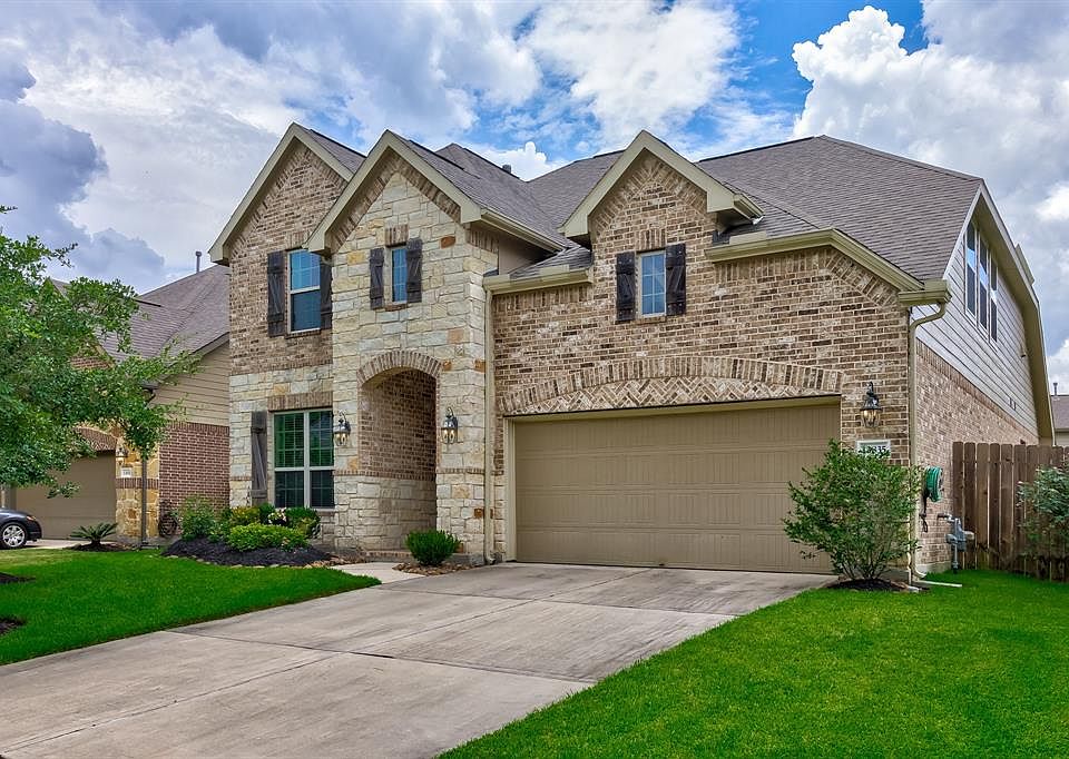 Welcome to this stunning 2-story Lennar home located in the master planned community of Summerwood