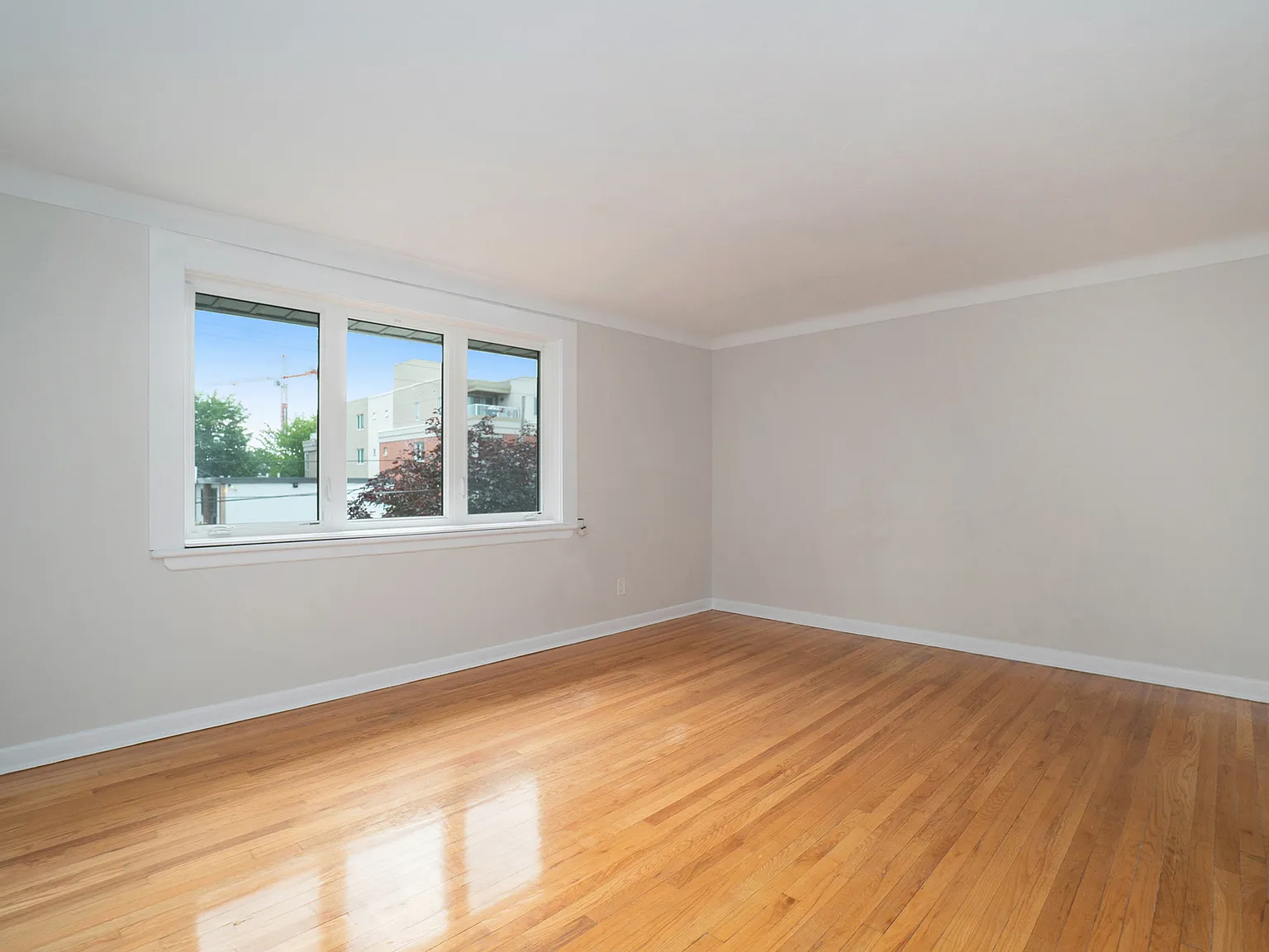 406 Tweedsmuir Ave — Photo 3