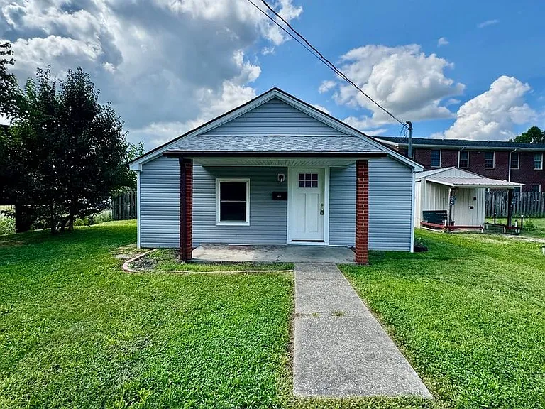 102 Crabtree Dr — Photo 1