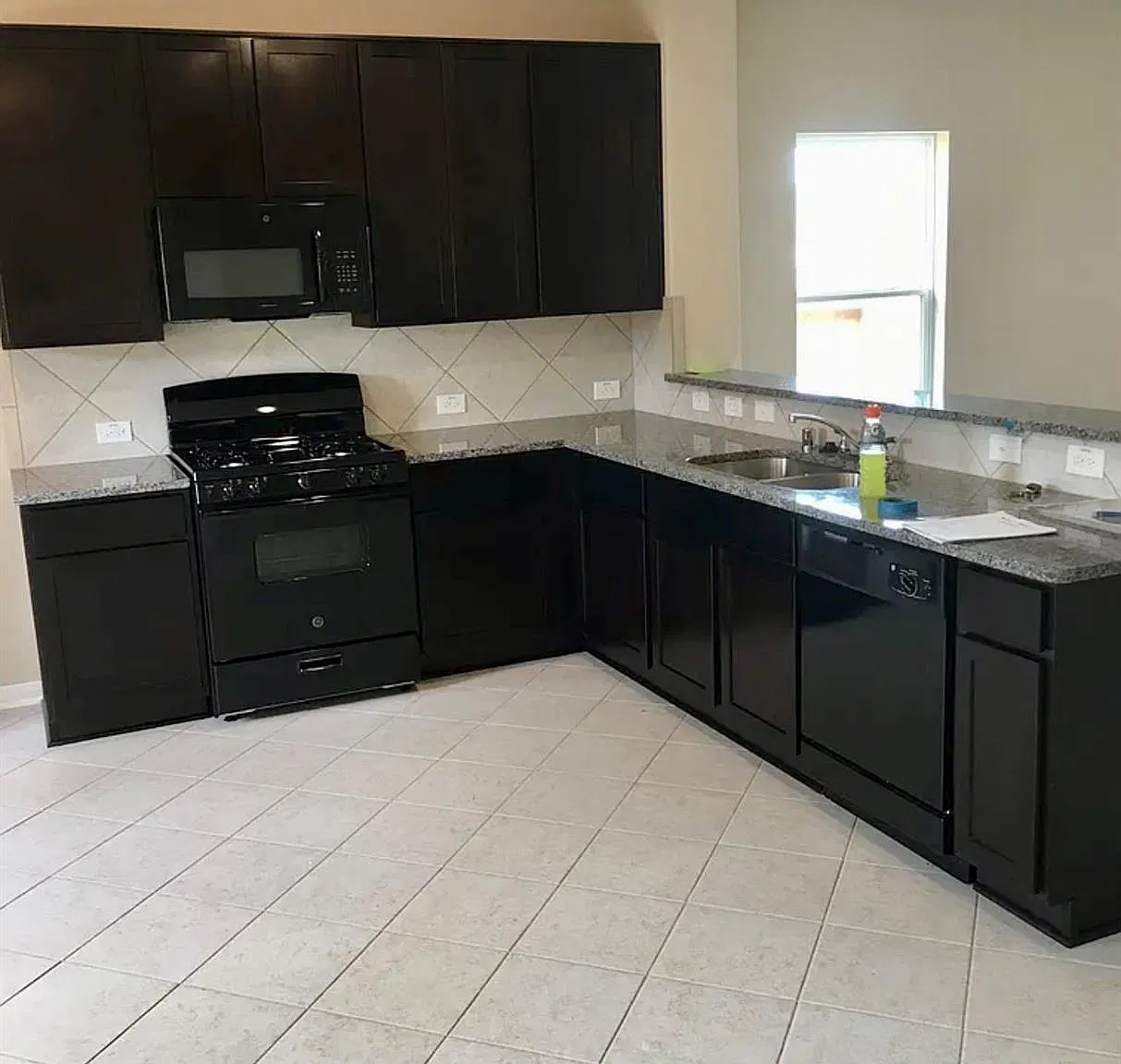 3 bed, 2.0 bath, 1641 sqft, $1,849 — Photo 2