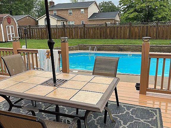 Deck looking to pool