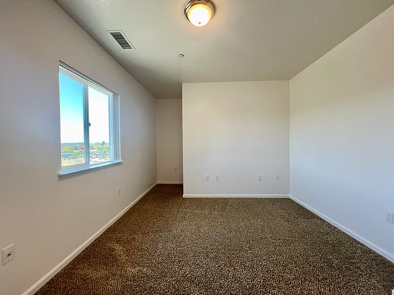 Esposti Park Apartments — Photo 17
