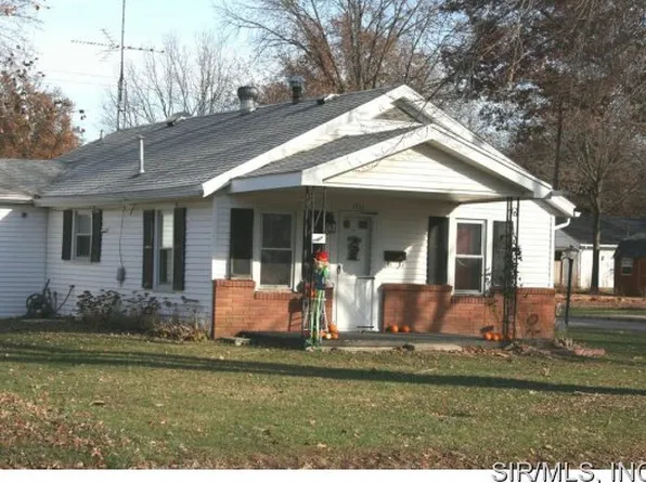 1711 Clinton St, Carlyle, IL 62231