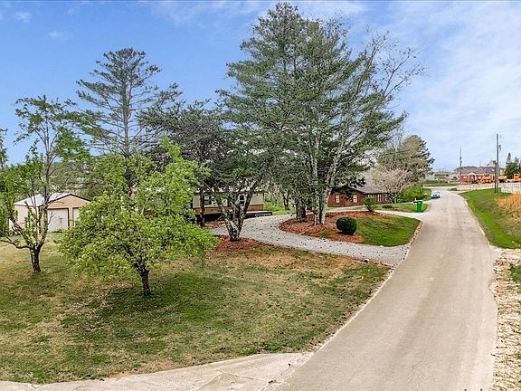4th image of 217 Robin Rd