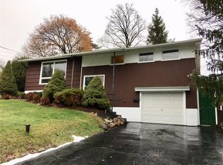 209 Oakridge Dr, Syracuse, NY 13209