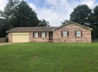 53 Meadowood Dr, Jackson, TN 38305