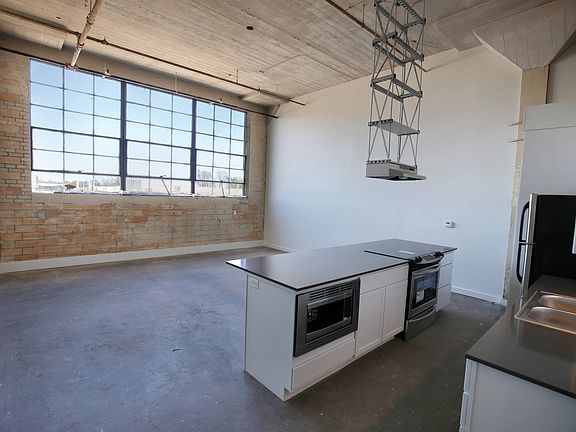 4th image of 1300 E 6th St #200