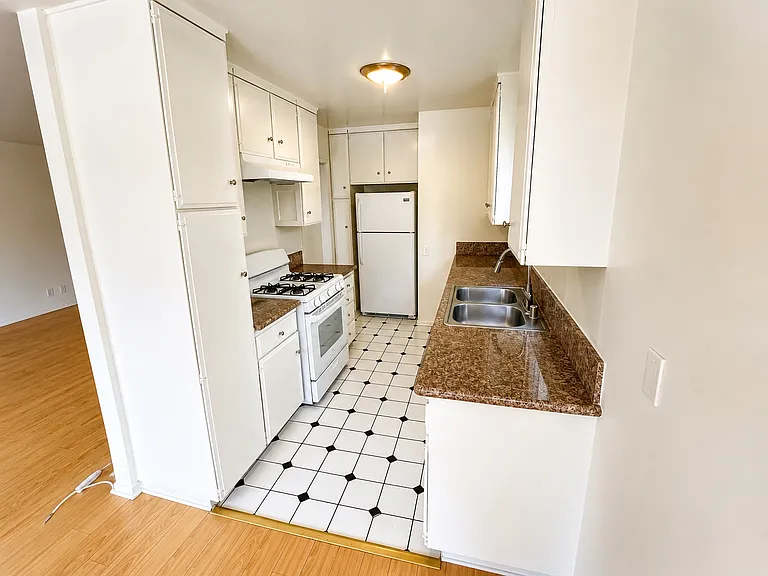 831 3rd St #101 — Photo 9