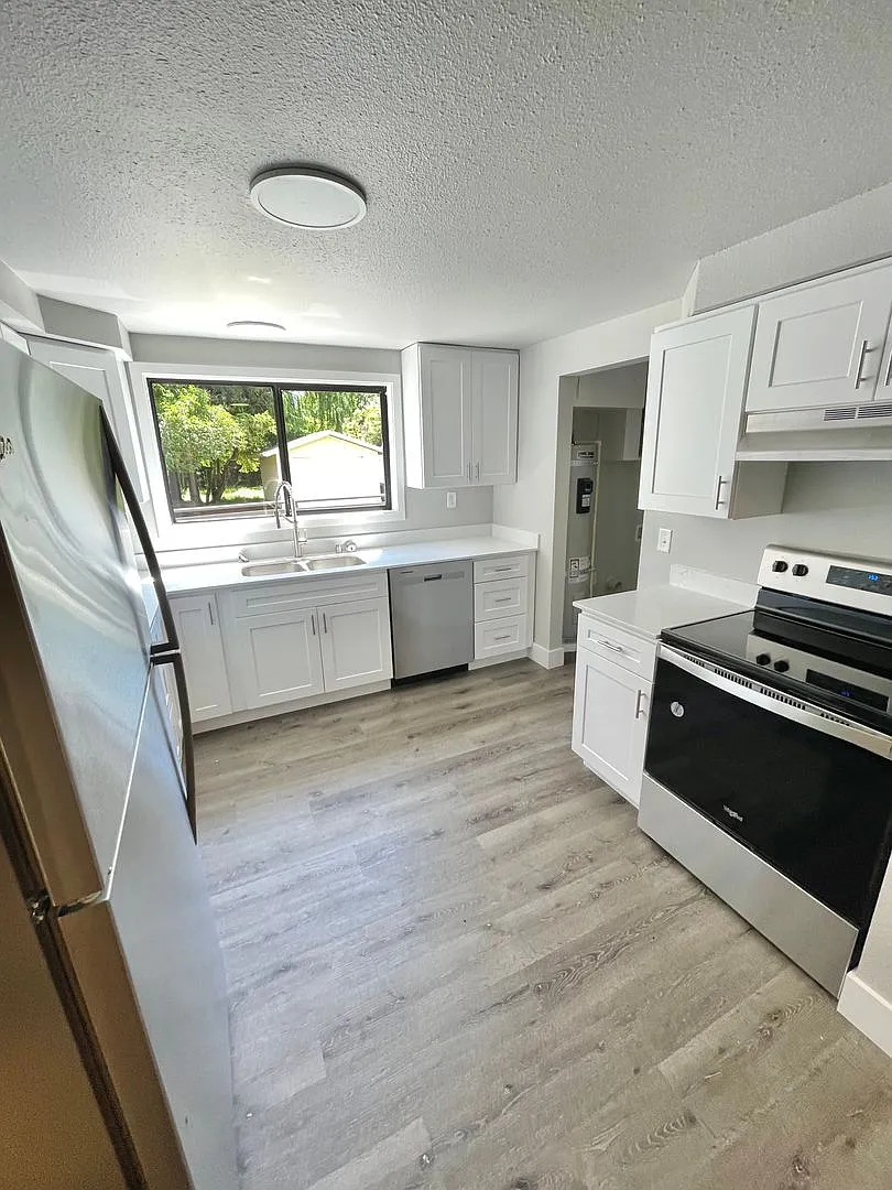 Newly Remodeled 3-bedroom 1 Bath, Spacious Home, All New Appliances and Flooring! — Photo 4
