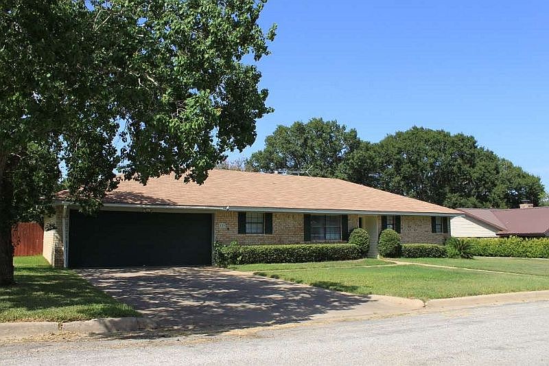 1st image of 129 Machemehl Dr