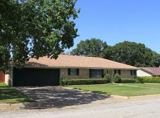129 Machemehl Dr, Bellville, TX 77418