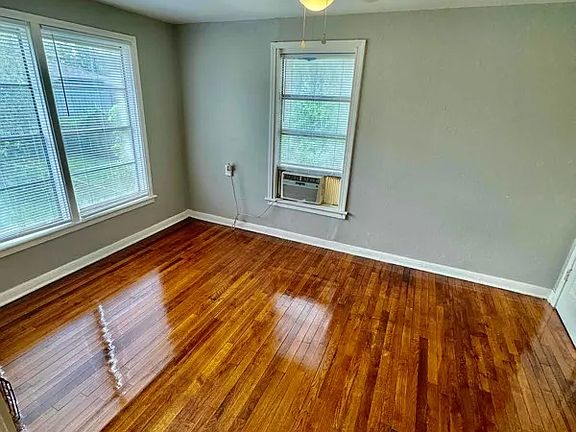 5th image of 4265 Woodlawn Ave