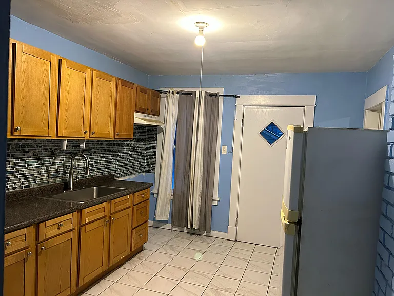 934 Kensington Ave — Photo 2