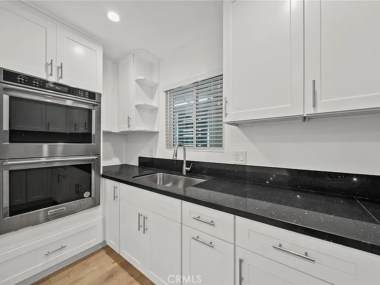11488 Burbank Blvd — Photo 13